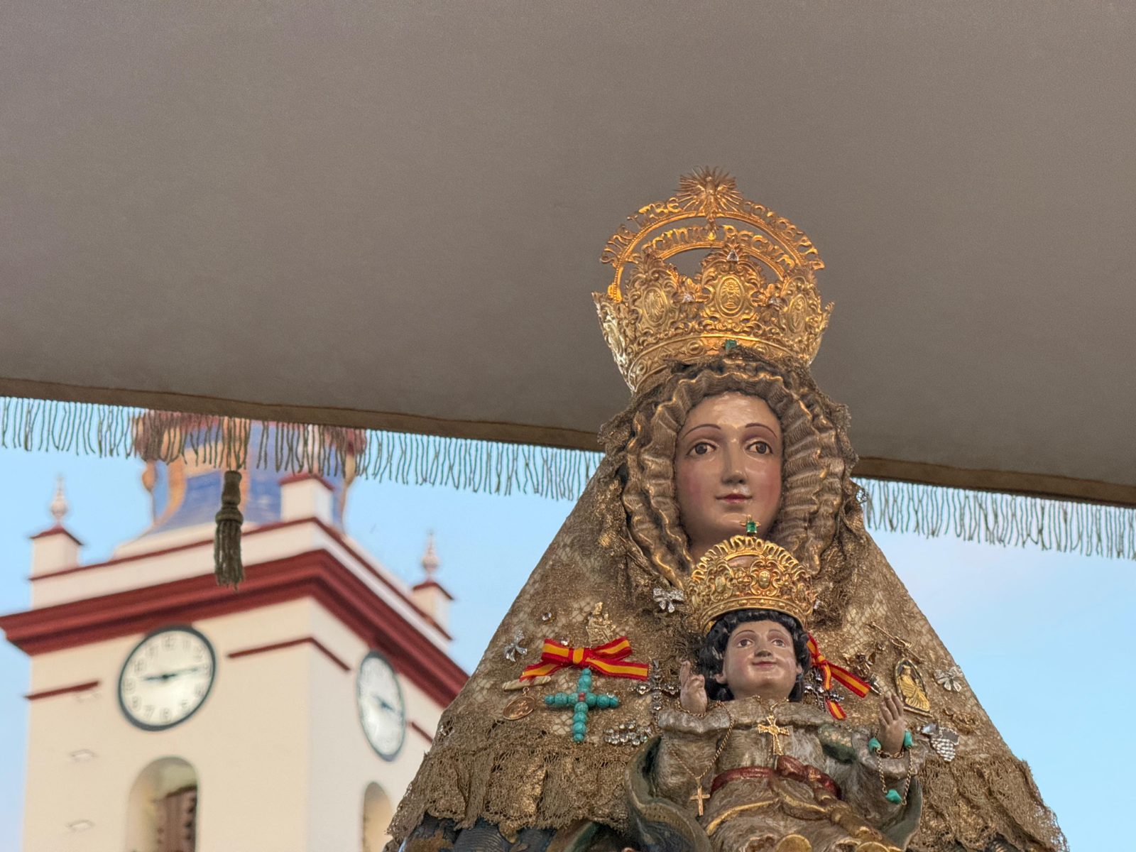 Continuamos junto a la Virgen de los Reyes